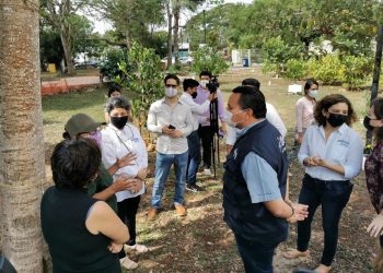 El alcalde Mérida, Renán Barrera Concha, presentó la nueva APP ÁrbolMid en el parque de la comisaría de Cholul en el arboretum o huerto de árboles frutales mayas