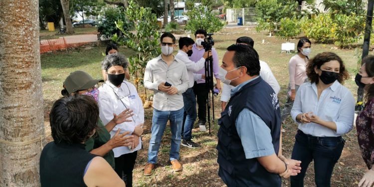 El alcalde Mérida, Renán Barrera Concha, presentó la nueva APP ÁrbolMid en el parque de la comisaría de Cholul en el arboretum o huerto de árboles frutales mayas