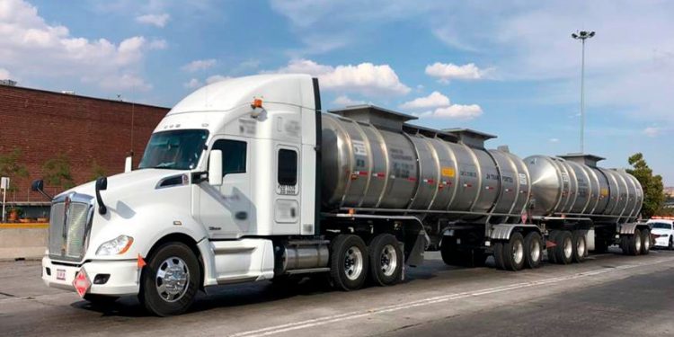 La Guardia Nacional aseguró dos tractocamiones acoplados a semirremolques y remolques tipo tanque que transportaban aproximadamente 122 mil litros de hidrocarburo