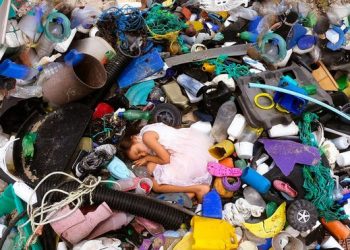Microplásticos conocidos como nurdles, pellets o lágrimas de sirena aparecen en el paraíso Caribe de Mahahual, en Quintana Roo, México