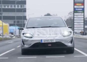 Sony de Japón presenta su primer automóvil eléctrico, el Vision-S, que ya ha probado en las carreteras europeas