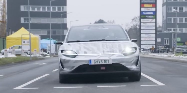 Sony de Japón presenta su primer automóvil eléctrico, el Vision-S, que ya ha probado en las carreteras europeas