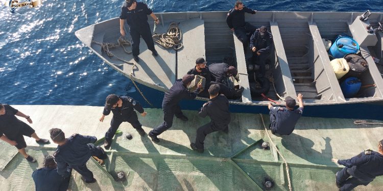 SEMAR aseguró narco-submarino en costas de Oaxaca con cuatro personas abordo de nacionalidad colombiana que transportaban cocaína