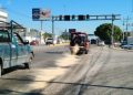Derraparon en carretera a Motul, a un costado de Cholul, dos personas que viajaban en moto por una gran mancha de aceite; después un auto los golpeó, afortunadamente de forma no grave