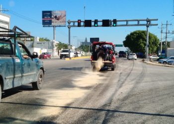 Derraparon en carretera a Motul, a un costado de Cholul, dos personas que viajaban en moto por una gran mancha de aceite; después un auto los golpeó, afortunadamente de forma no grave