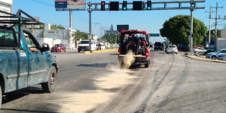 Derraparon en carretera a Motul, a un costado de Cholul, dos personas que viajaban en moto por una gran mancha de aceite; después un auto los golpeó, afortunadamente de forma no grave
