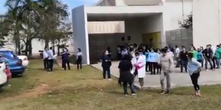 Trabajadores del HRAE reclamaron que no los vacunaron y que externos recibieron las vacunas / Oficialmente el hospital asegura que se vacuna contra el COVID19 primero al personal en primera línea