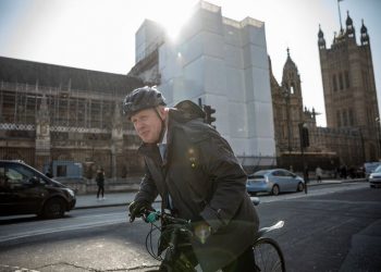 El primer ministro del Reino Unido, Boris Johnson, criticado por andar en bicicleta lejos de su casa en Londres rompiendo las reglas del confinamiento