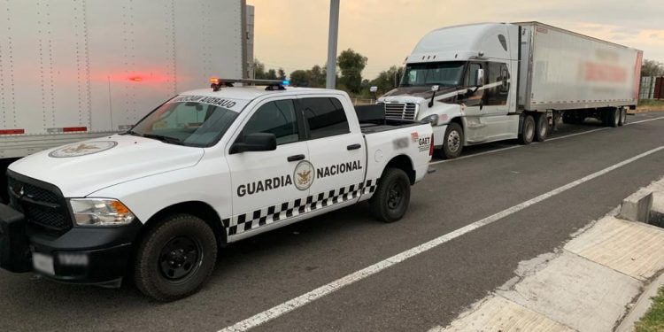 elementos de la Guardia Nacional “ubicaron dos tractocamiones que transportaban aproximadamente 29 millones 995 mil cigarros de aparente procedencia ilícita”