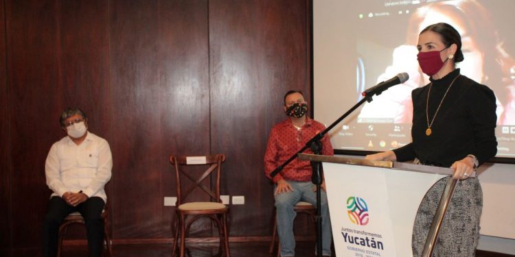 Mauricio Carrera recibe Premio Nacional de Cuento “Beatriz Espejo”  2020 / Fue reconocido por su obra El animal más hermoso del mundo