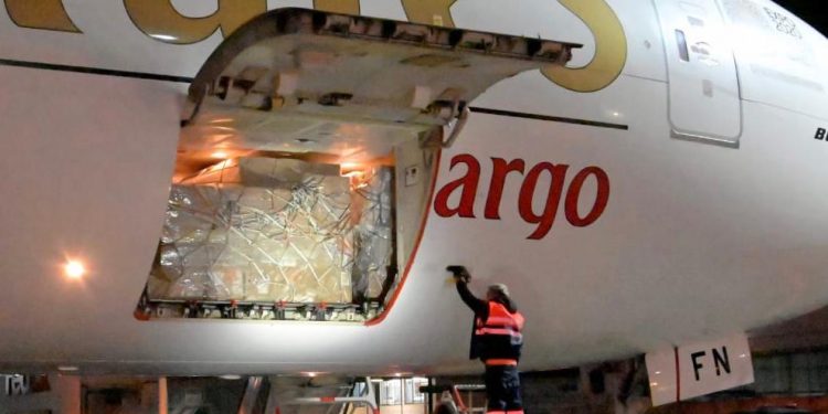 En la madrugada del domingo el gobierno de México recibió el primer embarque con 870 mil dosis de vacunas contra el virus SARS-CoV-2, de la farmacéutica AstraZeneca, provenientes de Mumbai, India