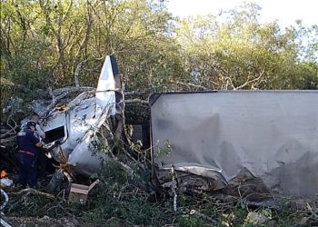 Tras volcadura de tráiler en la carretera Mérida-Campeche cargado de ropa habitantes de la zona saquearon parte aprovechando el accidente