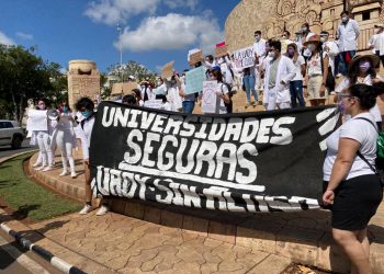 Estudiantes de la carrera de medicina de universidades públicas y privadas de la entidad realizaron una marcha pacífica para exigir condiciones de seguridad y de respeto para las mujeres