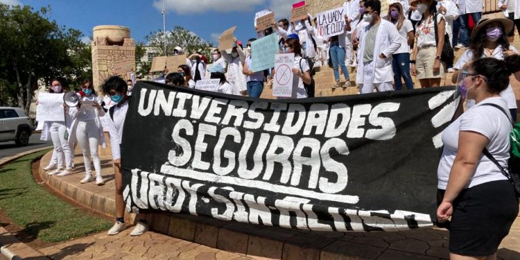 Estudiantes de la carrera de medicina de universidades públicas y privadas de la entidad realizaron una marcha pacífica para exigir condiciones de seguridad y de respeto para las mujeres
