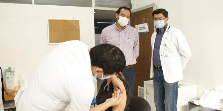 Inicia aplicación de segundas dosis de vacuna contra el coronavirus a personal de salud al frente de las áreas de atención a enfermos de COVID19 en Yucatán