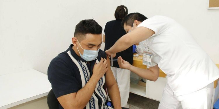 Inicia aplicación de segundas dosis de vacuna contra el coronavirus a personal de salud al frente de las áreas de atención a enfermos de COVID19 en Yucatán