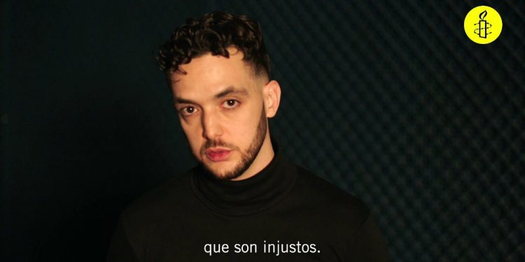 El rapero español, Pablo Hasél, ha sido condenado a nueve meses de prisión y seis años de inhabilitación, por sus canciones / Dicen que “enaltece el terrorismo” / Artistas y organizaciones rechazan condena