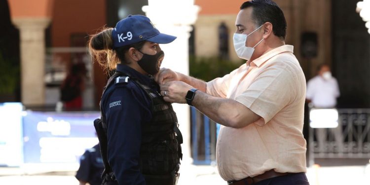 Alcalde entrega a la policía municipal de Mérida 50 equipos de cámaras de solapa, en el que se invirtieron $312,499 provenientes de recursos