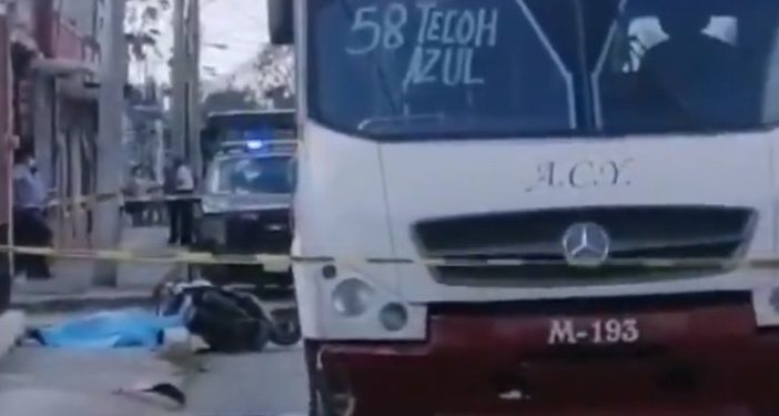 Una mujer que se transportaba en una moto murió cuando un autobús de la Alianza de Camioneros de Yucatán en el centro de Mérida