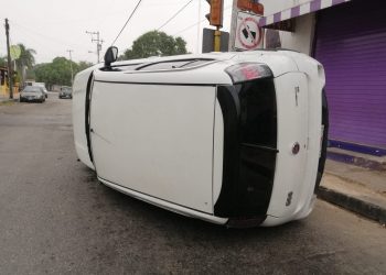 Choque con volcadura en el centro de Mérida / El conductor de una camioneta RAM 1500 tras pasarse un alto aceptó su culpa en el semáforo del cruce 50  y 95 del centro de la ciudad