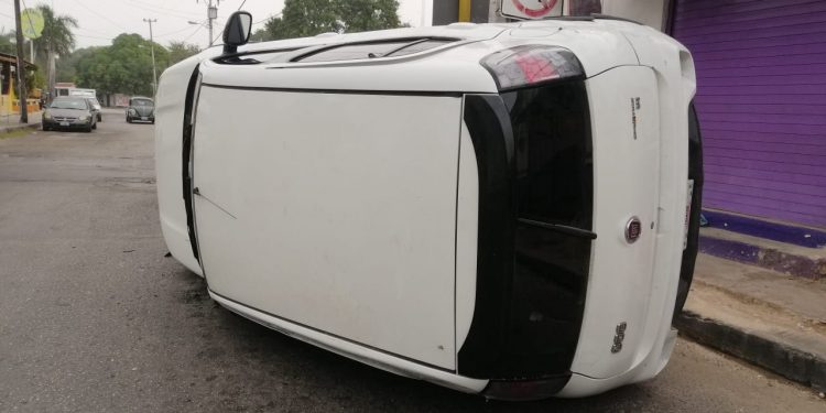 Choque con volcadura en el centro de Mérida / El conductor de una camioneta RAM 1500 tras pasarse un alto aceptó su culpa en el semáforo del cruce 50  y 95 del centro de la ciudad