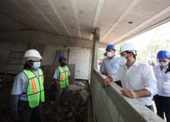 El gobernador Mauricio Vila Dosal y el alcalde de Mérida, Renán Barrera Concha, supervisaron uno de los 3 nuevos preescolares y 1 primaria que se edifican en el complejo habitacional de Ciudad Caucel