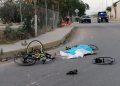 Dos ciclistas fueron brutalmente atropellados por un camión revolvedor de cemento: uno falleció en el lugar al pasarle encima la pesada unidad