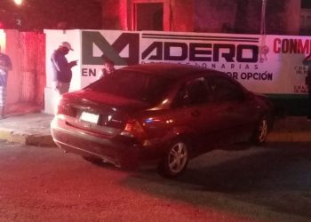 Aparatoso accidente de tránsito se registró en calles del poniente de la ciudad, cuando un desesperado conductor hizo caso omiso a la señalética