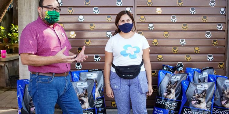 Albergues para perros y gatos recibieron croquetas recolectadas por Jorge Carlos Ramírez Marín en Mérida