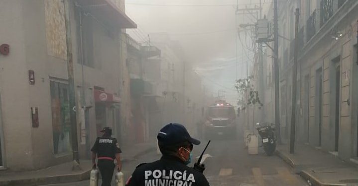Operativo conjunto y coordinado logró sofocar incendio en la calle 58 entre 65 y 67 en el centro en bodea de hilos y estambres Salomón
