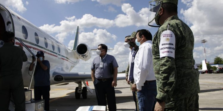 El gobierno federal hizo llegar a las instalaciones de la Base Aérea Militar No. 8 en Mérida un nuevo lote de vacunas.