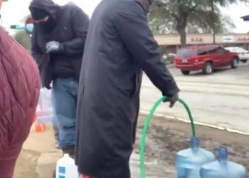 Texas, la capital eléctrica de los Estados Unidos, se quedó a oscuras, padeciendo temperaturas bajo cero y ahora falta de agua potable: muestra que está impreparada para el cambio climático