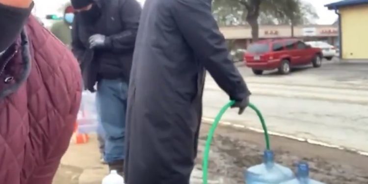 Texas, la capital eléctrica de los Estados Unidos, se quedó a oscuras, padeciendo temperaturas bajo cero y ahora falta de agua potable: muestra que está impreparada para el cambio climático