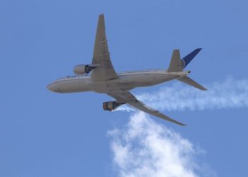 Regulador federal de la aviación de los Estados Unidos ordenó a United Airlines intensificar inspecciones de todos los Boeing 777 tras estallido de motor en vuelo