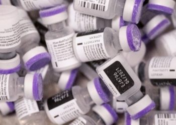 Un estudio de laboratorio sugiere que la variante sudafricana del coronavirus puede reducir la protección de anticuerpos de la vacuna Pfizer Inc / BioNTech SE en dos tercios