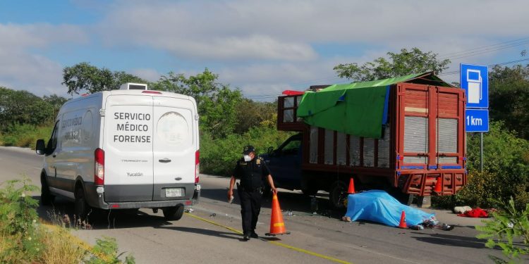 El conductor de una moto transitaba sobre la carretera federal Mérida Acanceh y a la altura del kilómetro 9  chocó con ya camioneta que estaba estacionada en el acotamiento