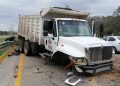 Evita atropellar a motociclista y termina sin las dos llantas delanteras pesado volquete que transitaba sobre la carretera Mérida-Campeche