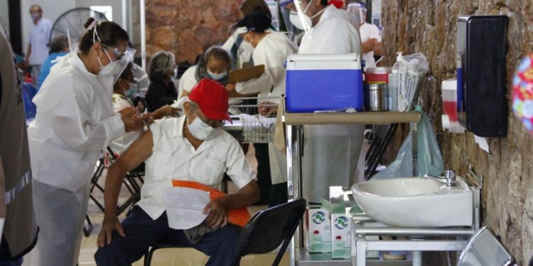 Dio inicio la aplicación de las vacunas Pfizer contra el coronavirus a adultos mayores de 60 años en adelante en el municipio de Umán entre quejas por larga espera, falta de vacunas y tumulto por personas de Mérida