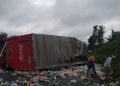 Saquean tracto camión de la Coca-Cola que se accidentó en la carretera federal Mérida a Cancún rumbo a Quintana Roo, a la altura del kilómetro 6