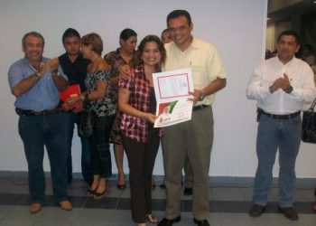 Alejandrina León Torres, regidora del PRI en Mérida, tras registrarse hace semanas como aspirante al tercer distrito local por el partido Morena presentó su carta de renuncia al tricolor formalmente apenas ayer