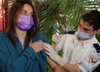 Mientras los países de todo el mundo luchan por conseguir las vacunas contra el coronavirus, Israel tiene tantas vacunas que mantiene en espera la aplicación de la vacuna de Moderna Inc y la niega a los palestinos