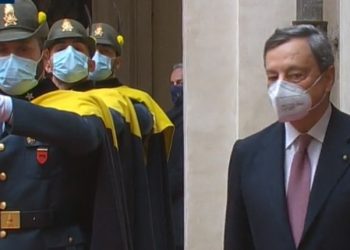 Mario Draghi jura el cargo de primer ministro de Italia: tendrá la tarea de gastar más de 200.000 millones de euros de un fondo de rescate de la Unión Europea para relanzar la economía italiana