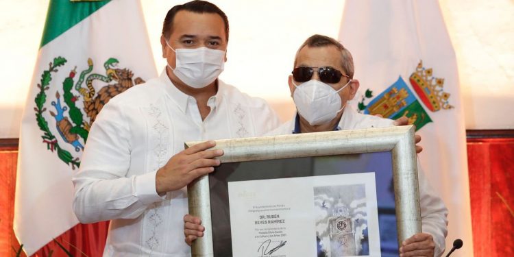 El alcalde Renán Barrera entrega la Medalla “Silvio Zavala Vallado, a la Cultura y las Artes 2021” a Rubén Reyes Ramírez / El Concejal reconoce la labor y obra humana del homenajeado