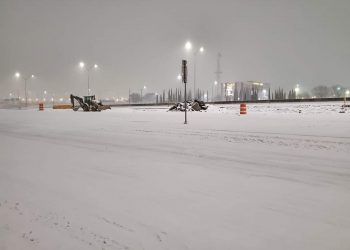 El desastre invernal que azota a Texas, que comenzó con nieve, hielo y apagones generalizados, ahora está entrando en una nueva fase: una grave falta de alimentos y agua dulce