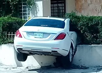 Auto de lujo quedó ensartado en un muro en la colonia México / Por chocó rebotó contra muro de una casa del que quedó colgando