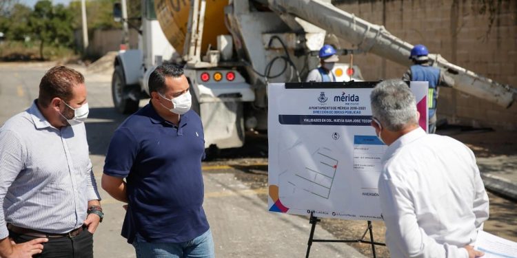 Alcalde Renán Barrera supervisó la construcción de guarniciones y banquetas en la colonia Nueva San José Tecoh
