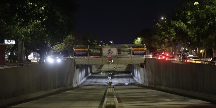 Paredes y superficie de rodamiento del paso deprimido de Prolongación Montejo se cuartearon derivando en la acumulación de agua dicen especialistas de la FIUADY