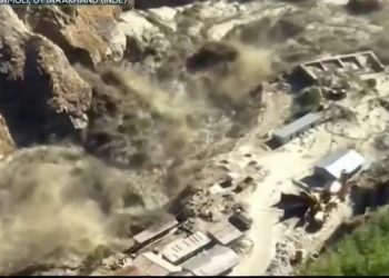 Un desprendimiento de una parte de un glaciar ha provocado al menos la muerte de tres personas y la desaparición de 150 en el Himalaya en India