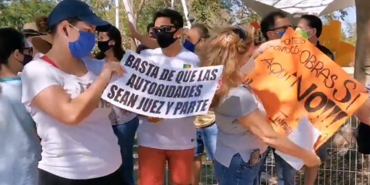 Habitantes de Monterreal y Montebello se manifestaron de nueva cuenta para rechazar un proyecto de mega inmobiliario junto al parque Kalia con el argumento de la saturación de la zona por el tráfico