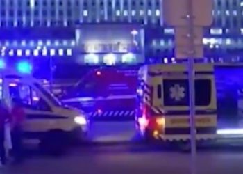 Portugal padece un aumento en las infecciones de COVID19 que ha dejado a los hospitales al borde del colapso /  La saturación obliga a atender a enfermos en las ambulancias